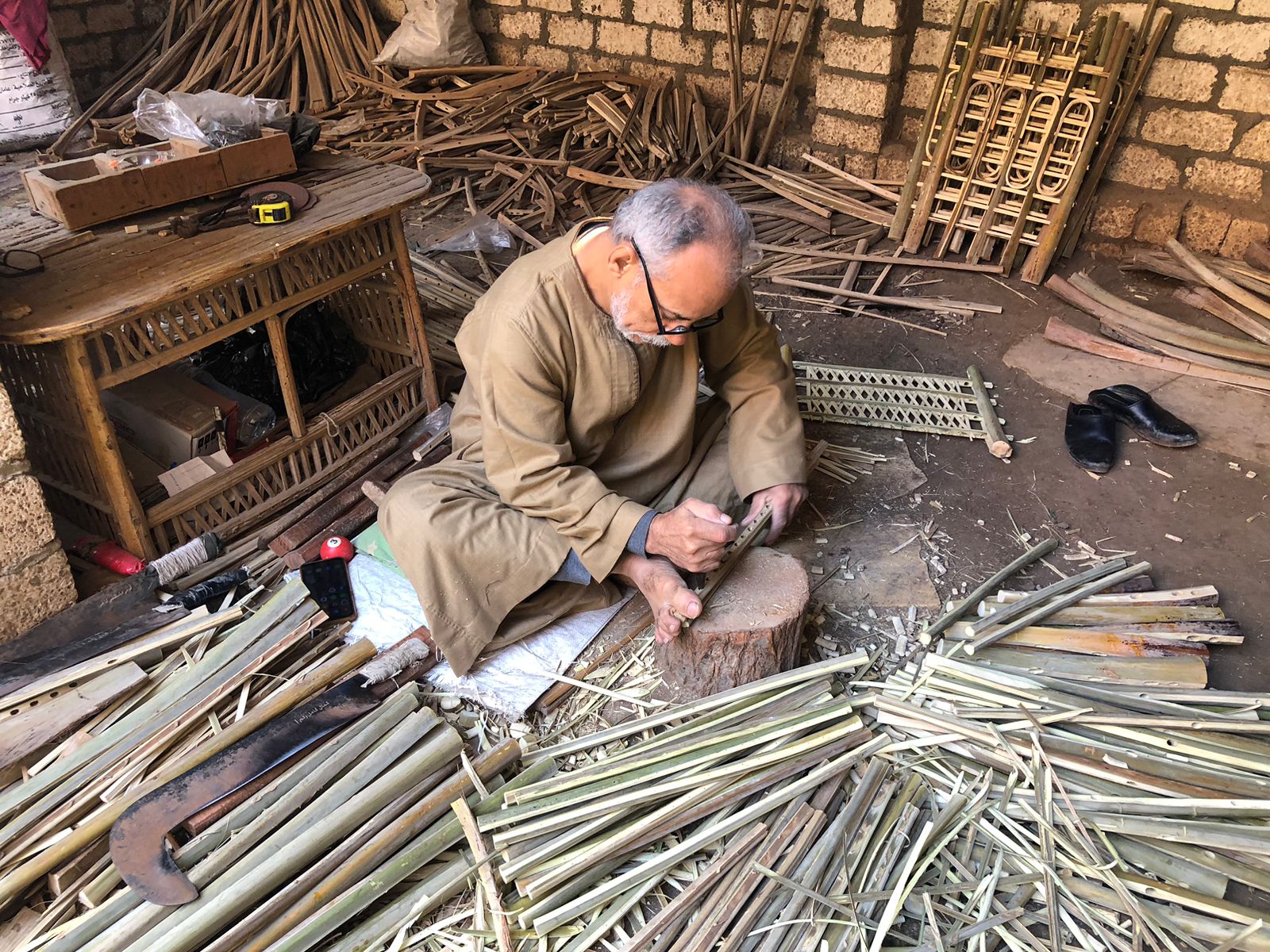 صناعة منتجات جريد النخيل في قرية أم خنان