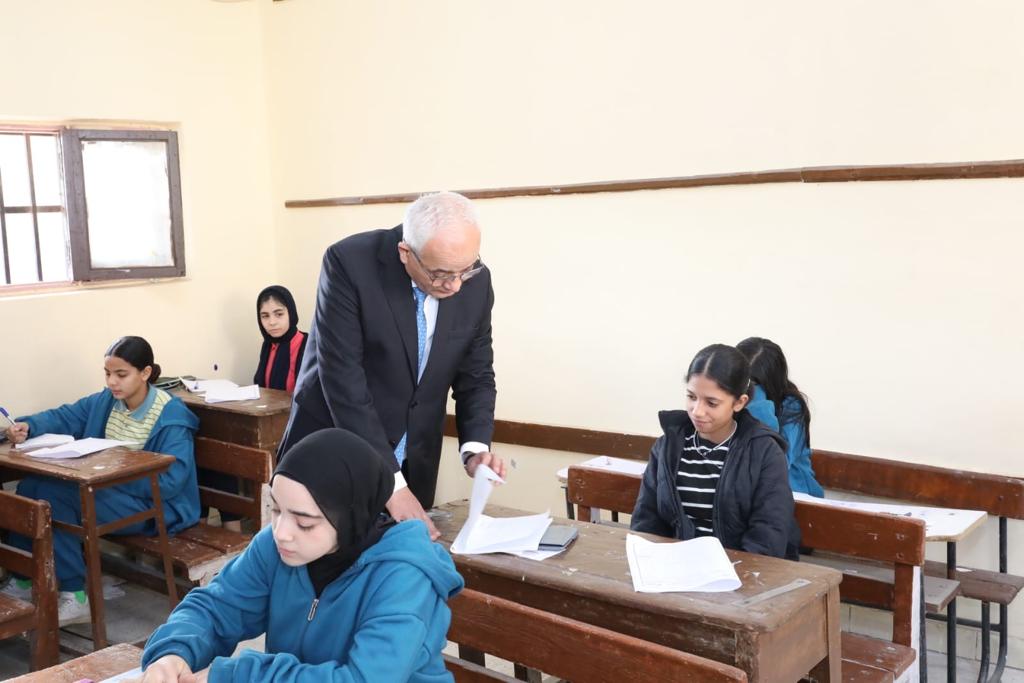 وزير التعليم يتفقد امتحانات الفصل الدراسى الأول للشهادة الإعدادية (10)