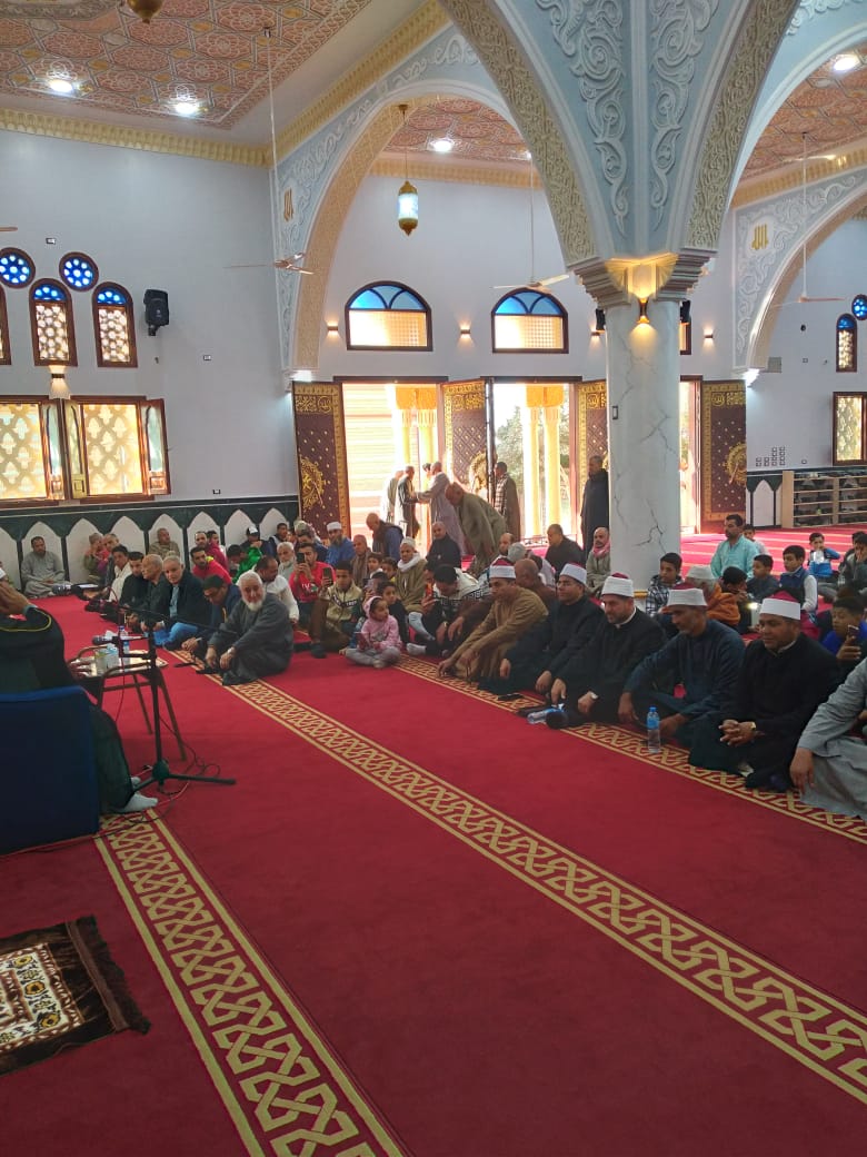 الحضور بالمسجد
