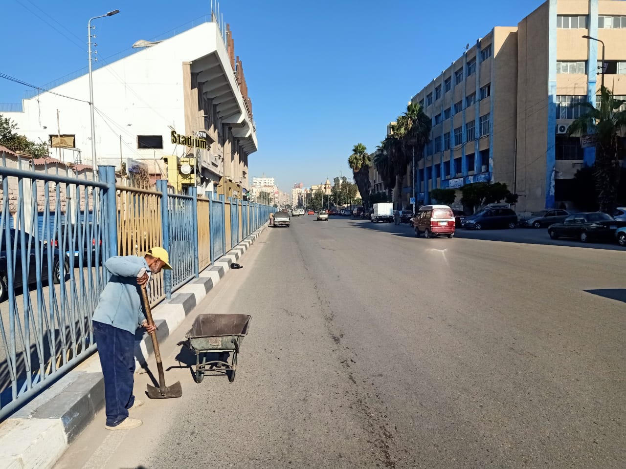 تنظيف الشوارع أمام النادي الإسماعيلي