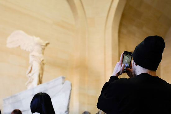 زائر يلتقط صورة لتمثال انتصار ساموثريس