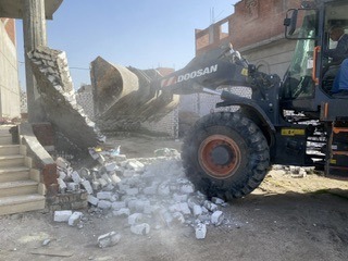 إزالة بناء مخالف في حي شرق الاسكندرية