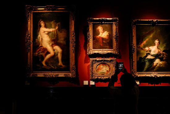 امرأة-تلتقط-صوراً-للوحات-مختلفة-للرسام-الهولندي-روبنز-والرسام-الفرنسي-فراغونار