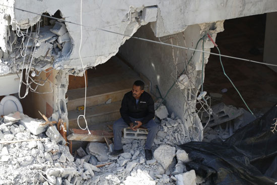 فلسطينى يجلس فى منزلة المدمر