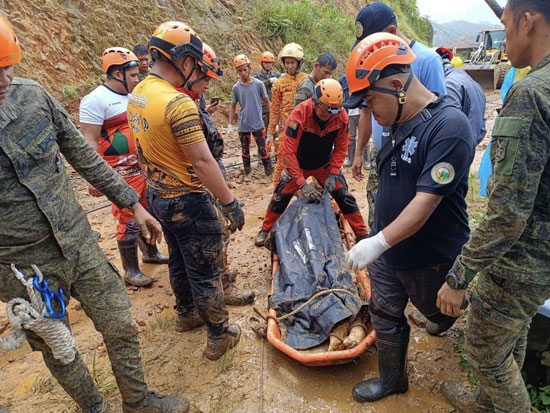 رجال الأنقاذ يحملون جثث بعض الضحايا  (2)