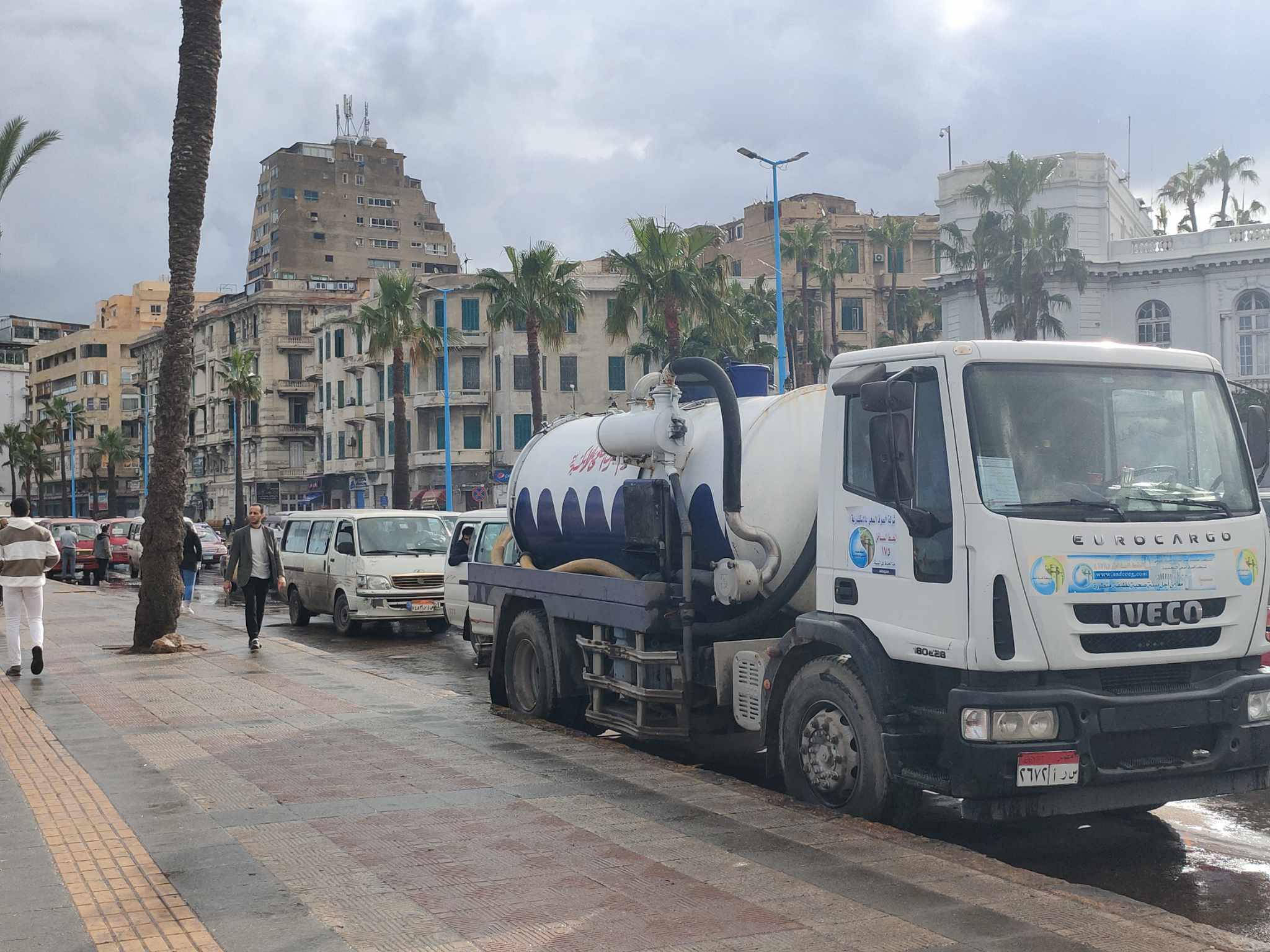 سيارات الصرف علي طريق كورنيش الإسكندرية