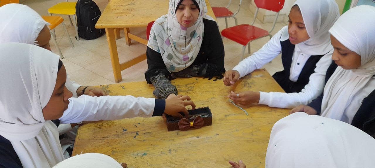 تعليم الفتيات المشغولات اليدوية بقصور الثقافة
