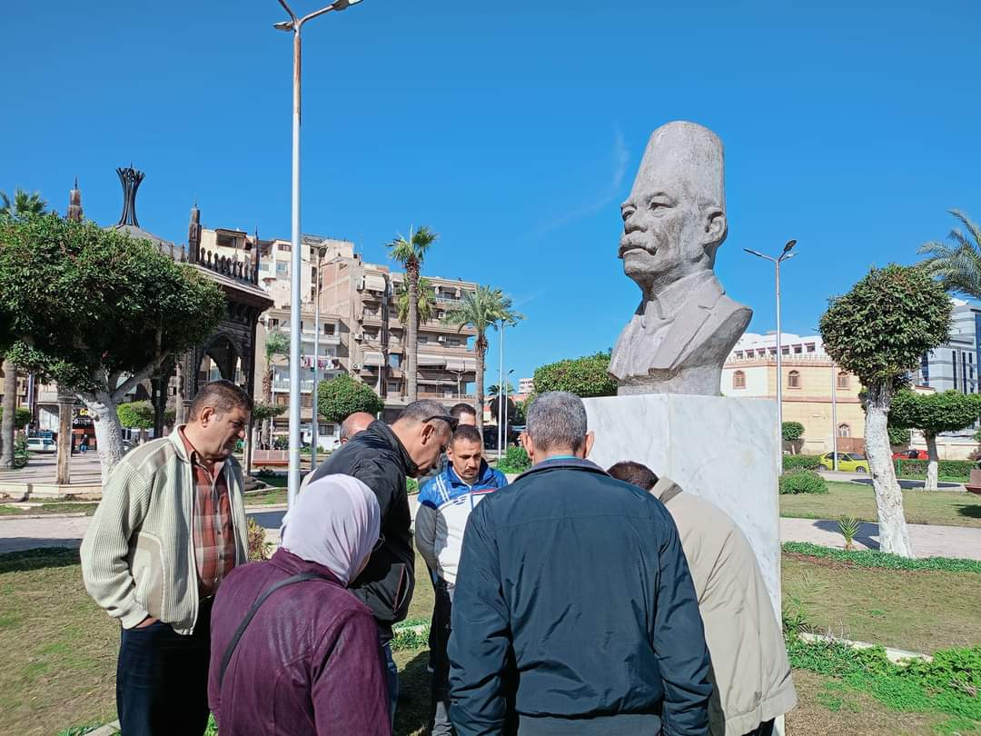 رئيس حي العرب أمام تمثال سعد زغلول