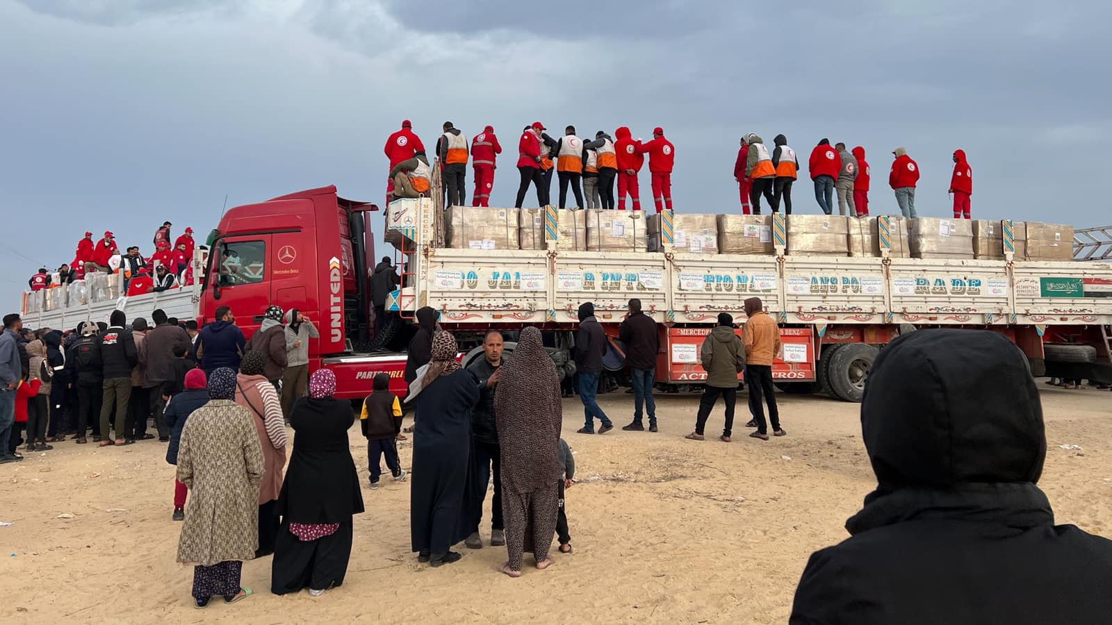 الهلال الاحمر المصري والفلسطيني خلال توزيع مساعدات بغزة
