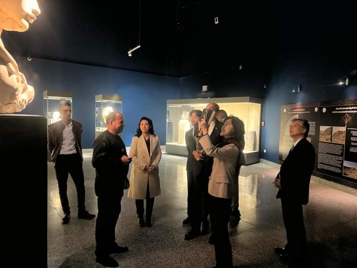 سفير اليابان خلال زيارته لمتحف شرم الشيخ (3)