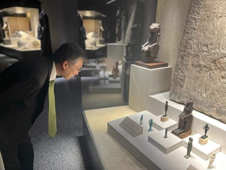 سفير اليابان خلال زيارته لمتحف شرم الشيخ (2)