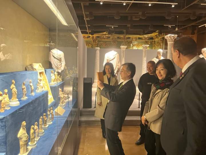 سفير اليابان خلال زيارته لمتحف شرم الشيخ (1)