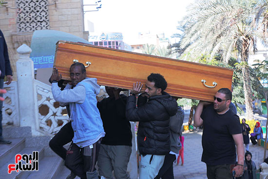 وصول جثمان شقيقة محمد منير (11)
