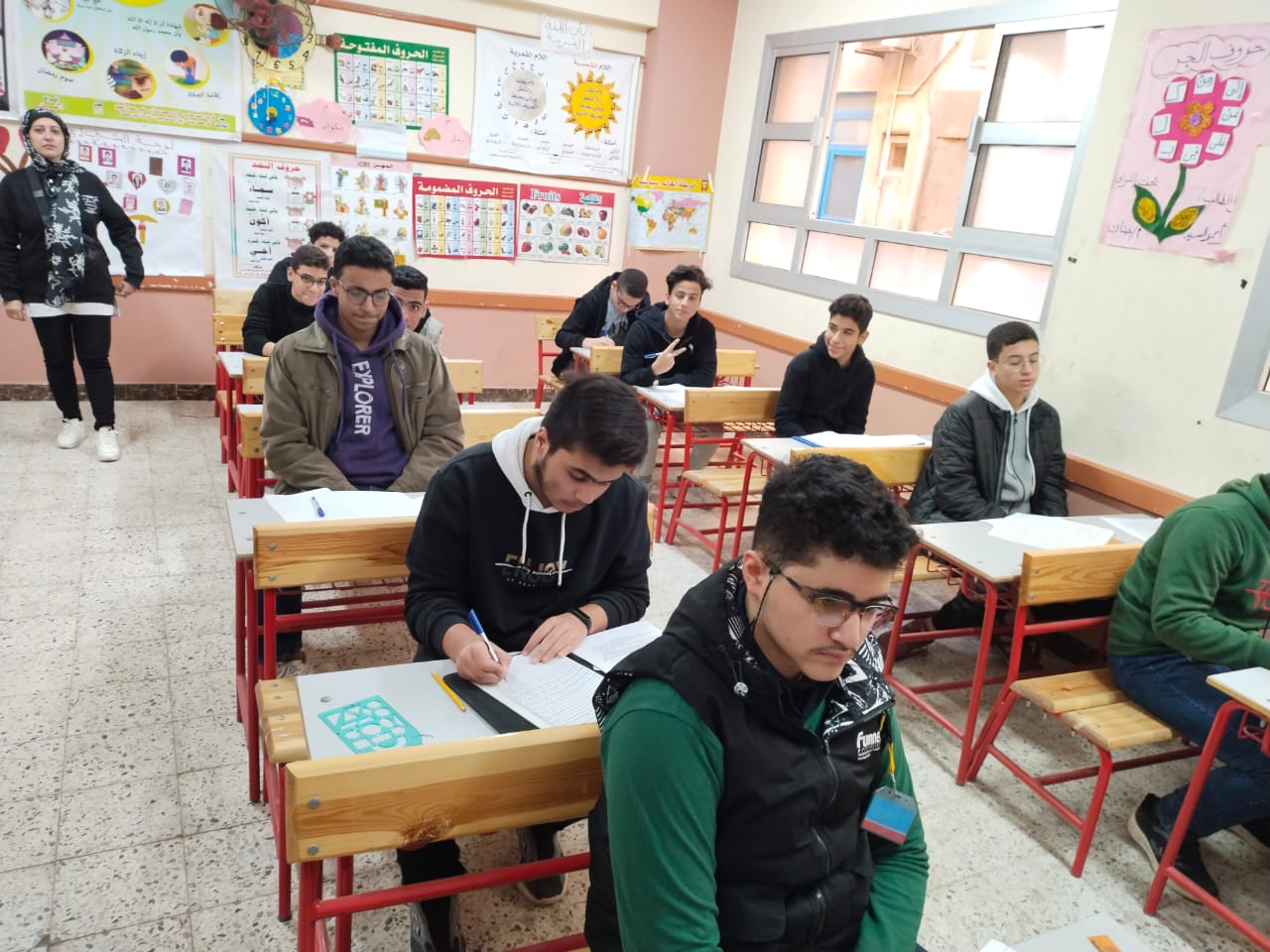 طلاب الإعدادية بالقليوبية أثناء أداء الامتحان