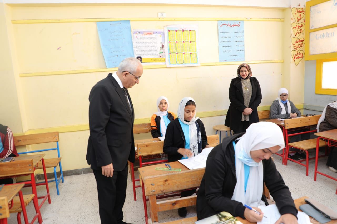 وزير التعليم  يتفقد امتحانات الشهادة الإعدادية