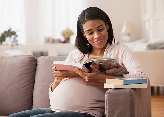 أم تقرأ لطفلها اثناء الحمل