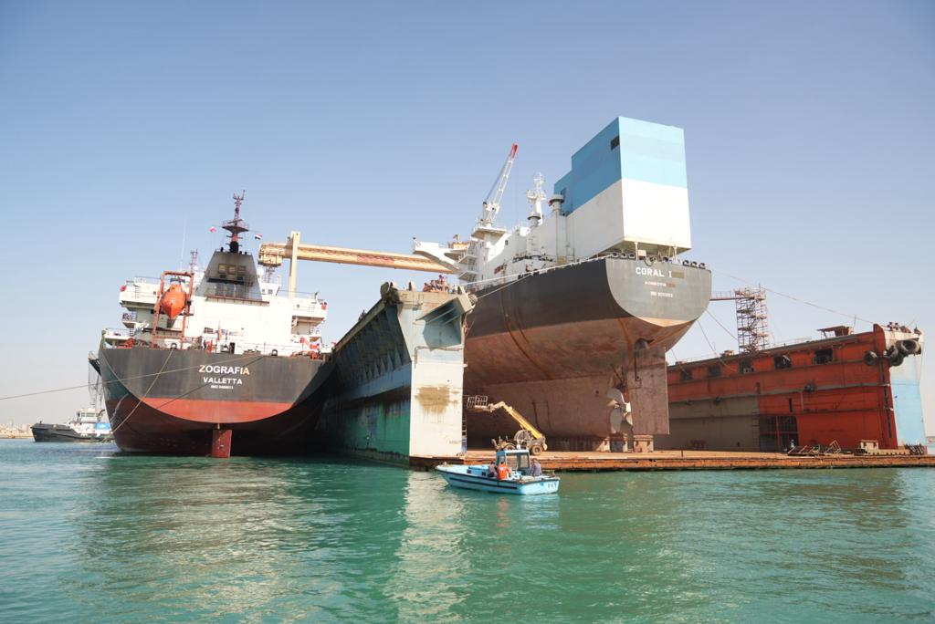 ترسانة السويس البحرية تتولى إصلاح سفينة الصب الجاف اليونانية