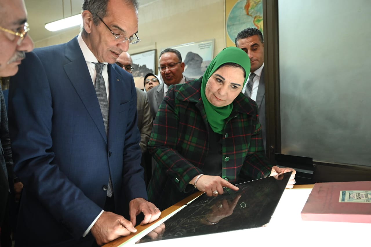 وزيرة التضامن خلال زيارتهما للجمعية الجغرافية المصرية
