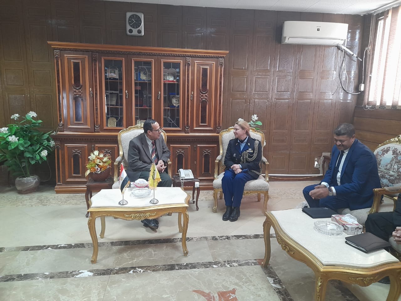 جانب من لقاء محافظ شمال سيناء بوفد السفارة الهولندية بالقاهرة (2)