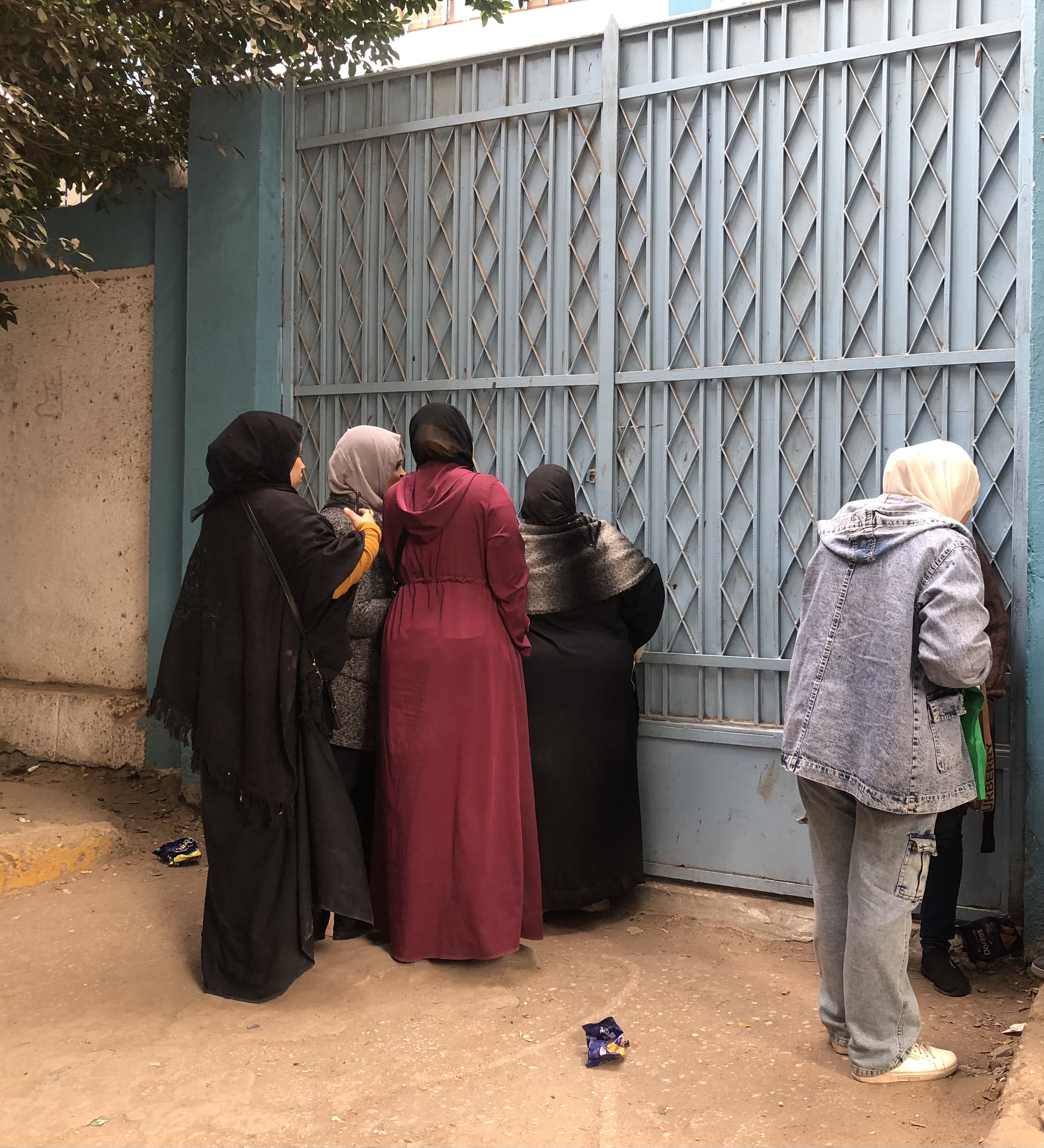 أمهات طالبات الشهادة الإعدادية بالجيزة أمام اللجان