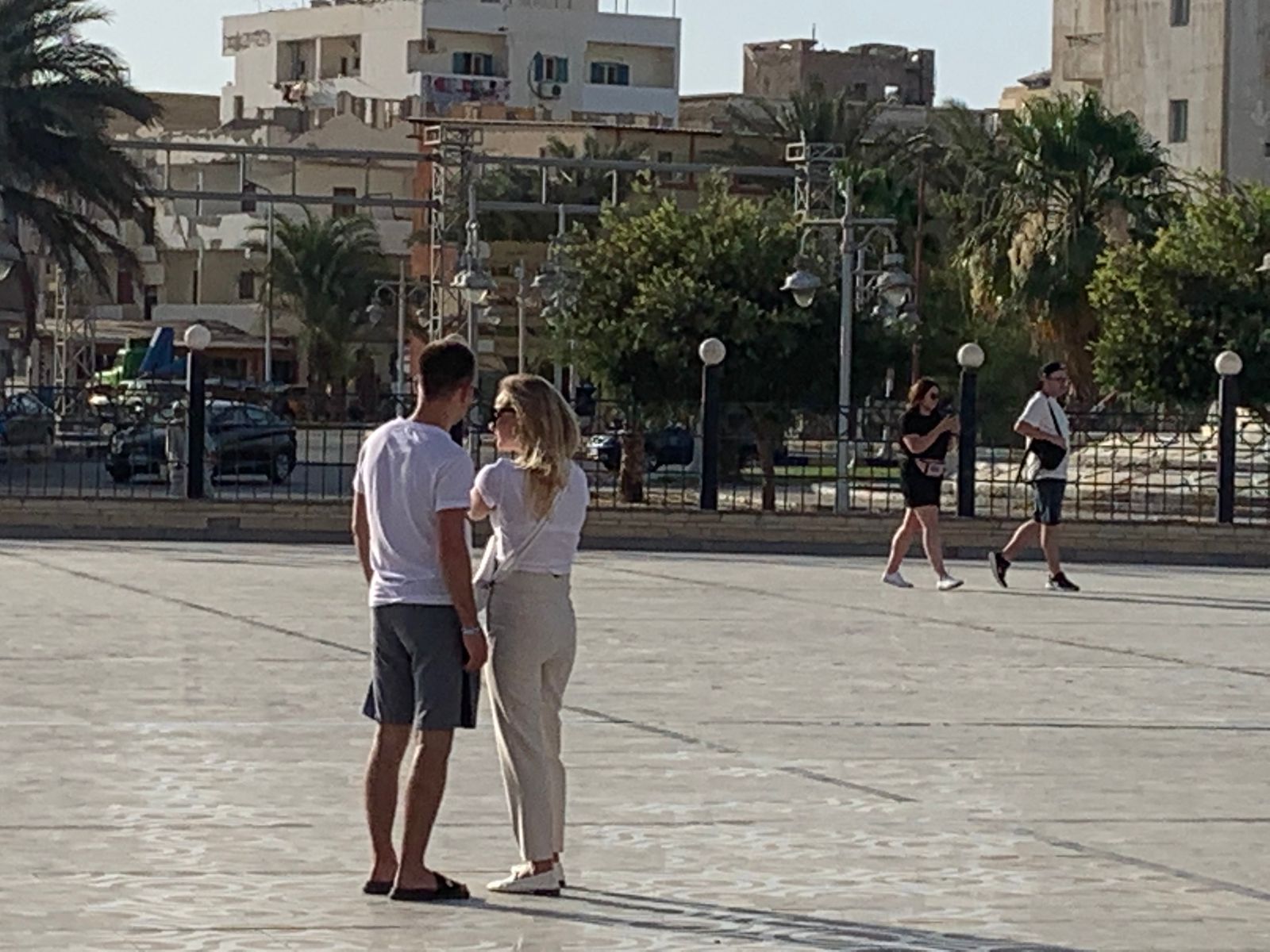 سياح فى ساحة مسجد الميناء