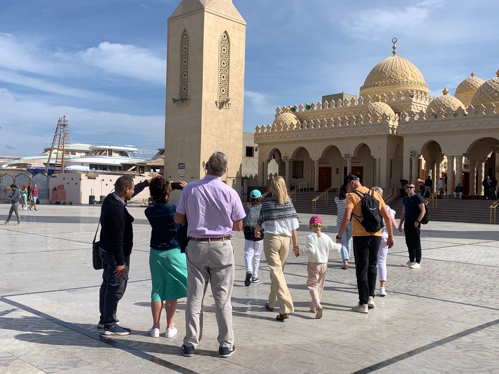 توافد السياح فى اسر اسر لساحة المسجد 
