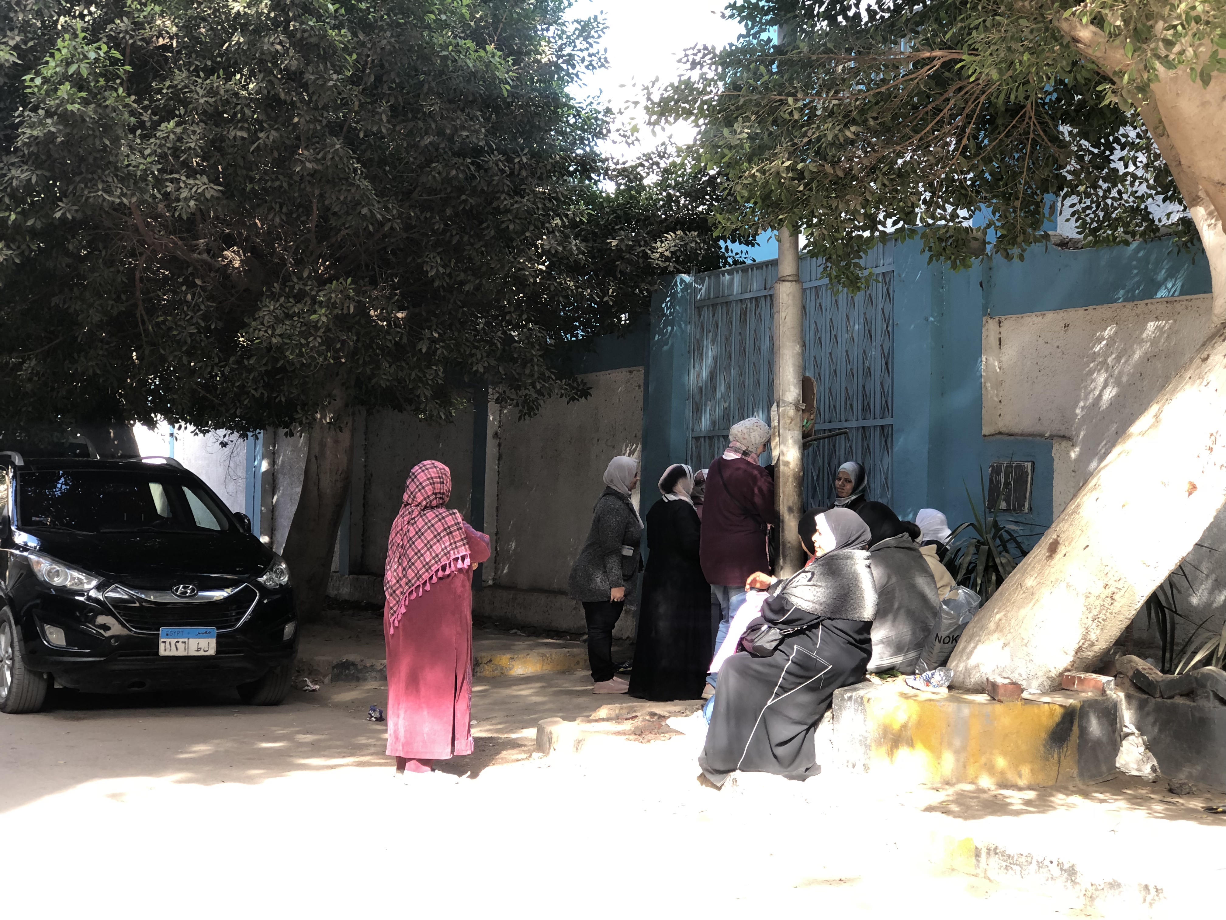 انتظار  أمهات طالبات الشهادة الإعدادية بالجيزة أمام اللجان فى