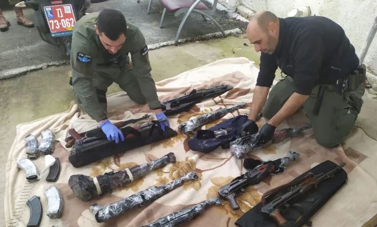 الشرطة الاسرائيلية تضبط أسلحة مهربة في الضفة الغربية