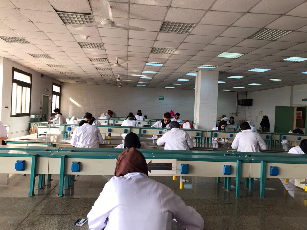 جانب من أداء إمتحانات العملى لطلاب كلية الطب بجامعة الإسماعيلية (5)