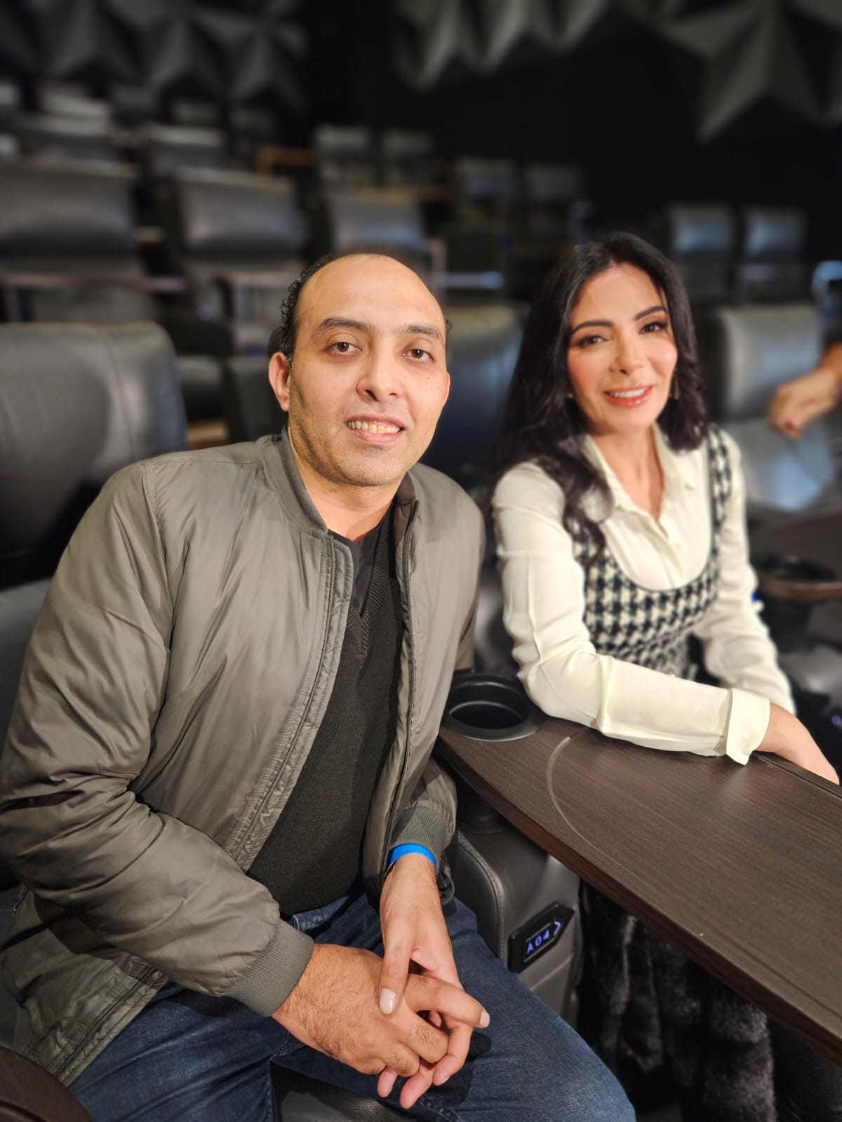 احمد حلمي يساند مني زكي في عرض فيلمها الجديد رحلة 404 (3)