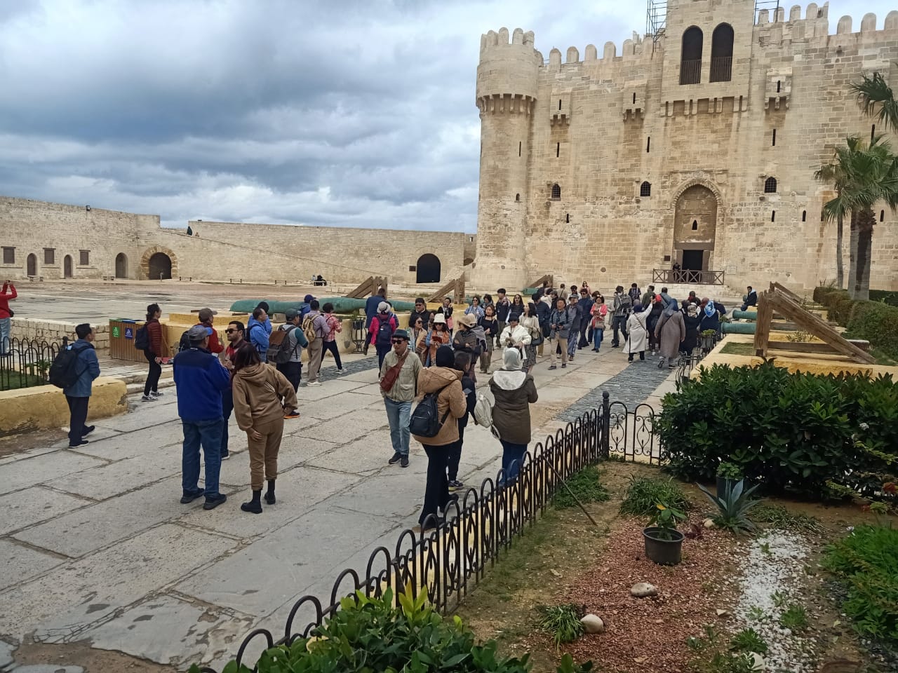 قلعة قايتياي بالإسكندرية تستقبل أعداد من السائحين