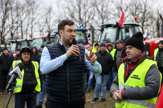 وكيل-وزارة-الزراعة-والتنمية-الريفية-البولندية-آدم-نوفاك-يتحدث-مع-المزارعين