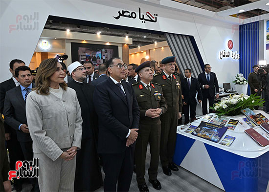رئيس الوزراء يزور جناح وزارة الدفاع بمعرض الكتاب (1)