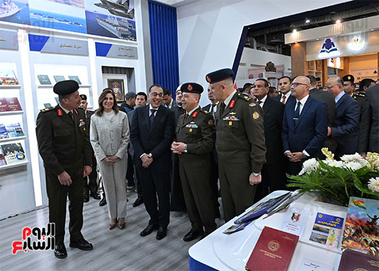 رئيس الوزراء يزور جناح وزارة الدفاع بمعرض الكتاب (2)