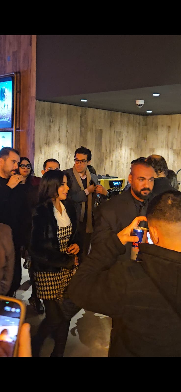 احمد حلمي يساند مني زكي في عرض فيلمها الجديد رحلة 404 (1)