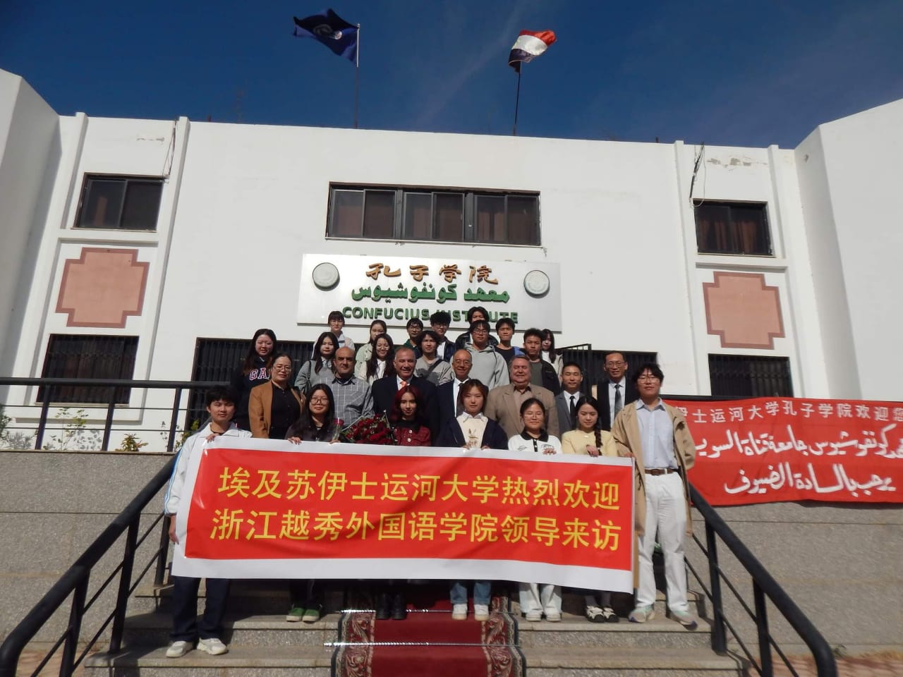 الطلاب الصينيين أمام المعهد