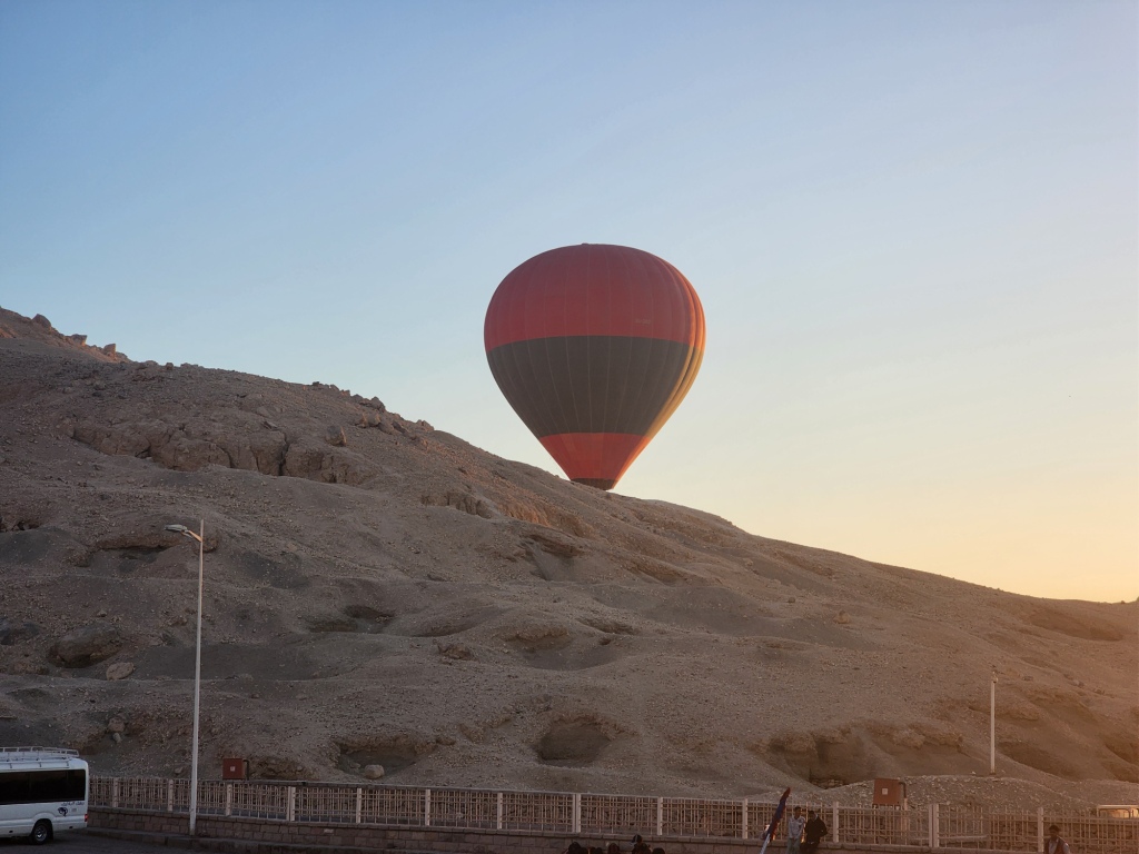 البالون الطائر يعانق جبال القرنة