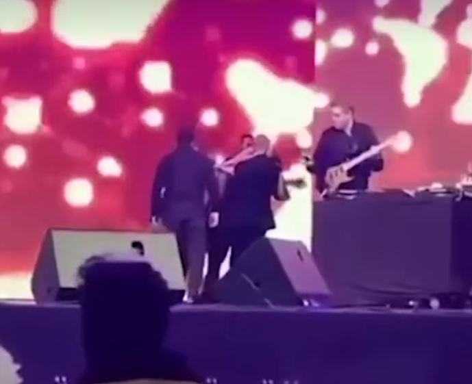 سقوطها على المسرح سقوطها على المسرح