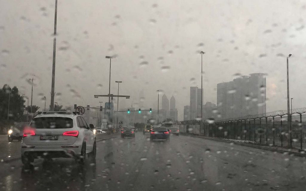 القيادة تحت المطر