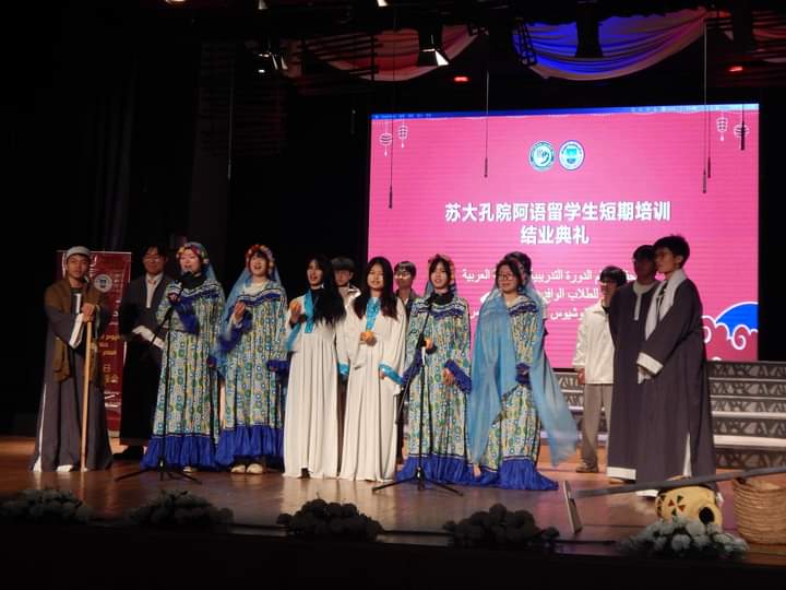 الطلاب الصينيين أثناء الغناء بالعربى