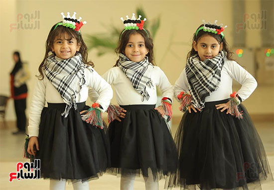 شال وعلم فلسطين اطفال يدعمون القضية الفلسطينة