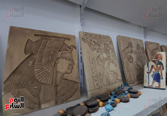 لوحات-ملكية-وفرعونية-مصنوعة-بأيادي-الأقصريين