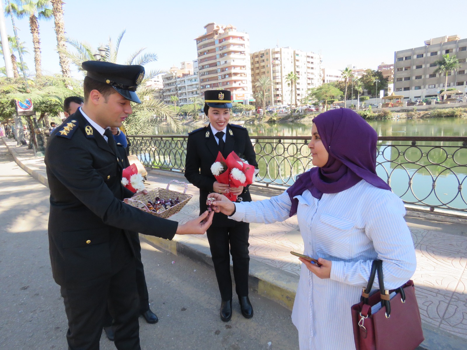 رجل الشرطة يهدى مواطنة وردة