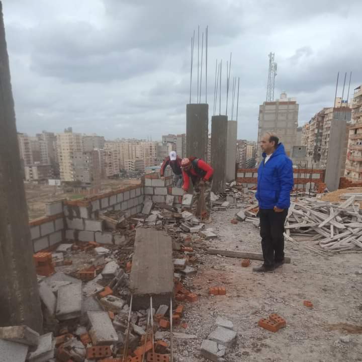 إزالة أعمال بناء مخالف في حي المنتزة اول بالاسكندرية