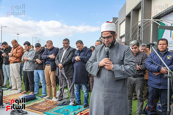 جمهور معرض القاهرة الدولى للكتاب يؤدون صلاة الجمعة (14)