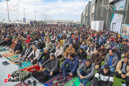 جمهور معرض القاهرة الدولى للكتاب يؤدون صلاة الجمعة (2)