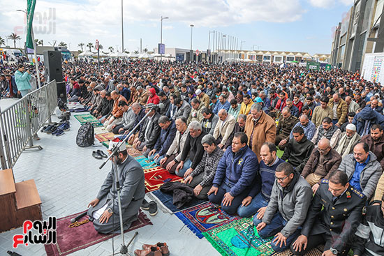 جمهور معرض القاهرة الدولى للكتاب يؤدون صلاة الجمعة (15)