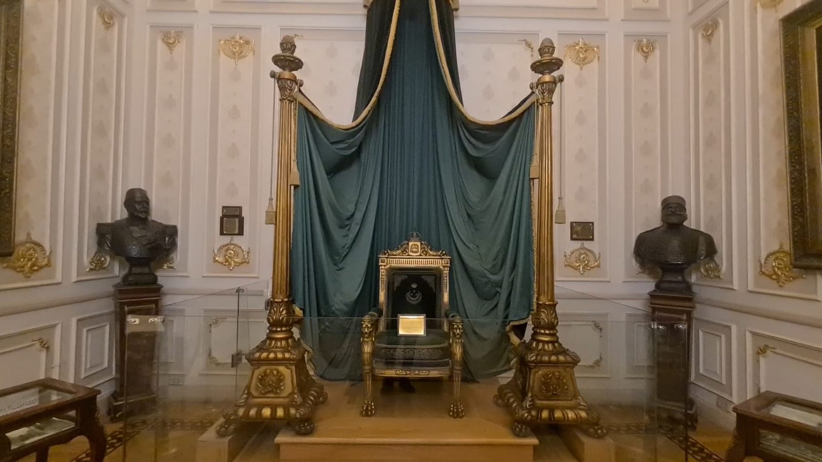 كرسي العرش (2)