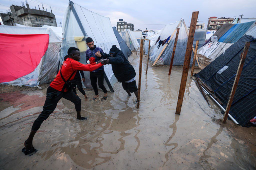 معاناة النازحين في مخيمات غزة