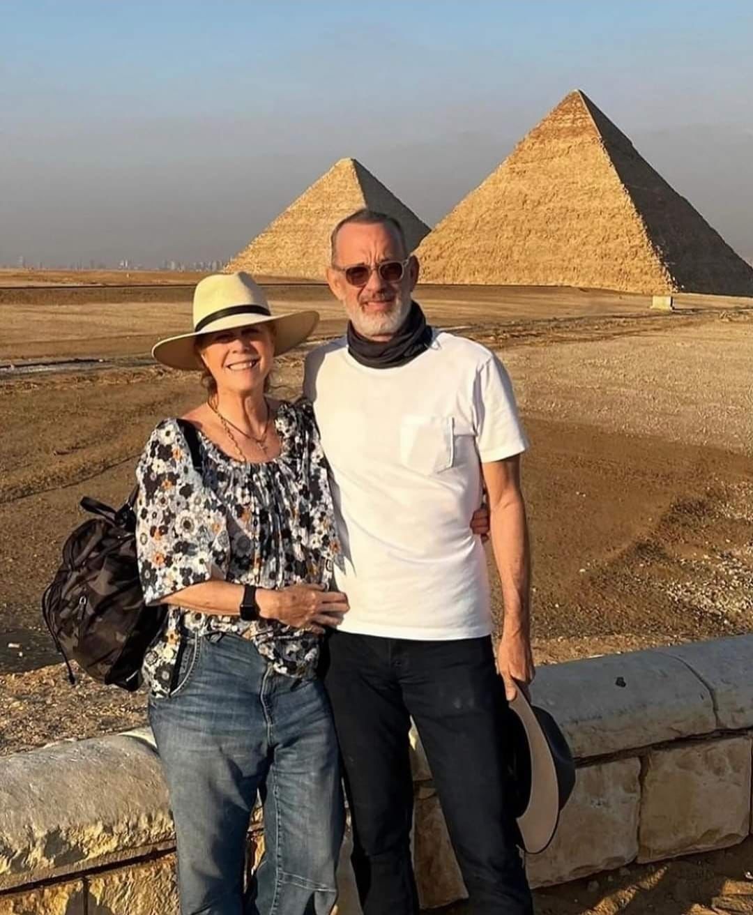 توم هانكس وزوجته فى الاهرامات